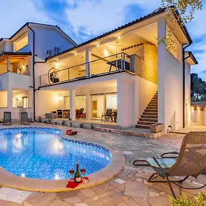  Apartment Asta